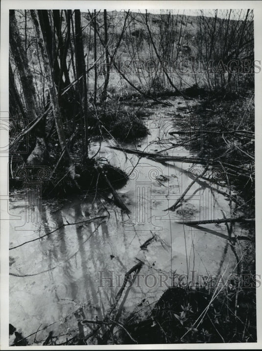 1974 Press Photo Discolored Stream by Holtz and Krause Landfill Dump at Wausau-Historic Images