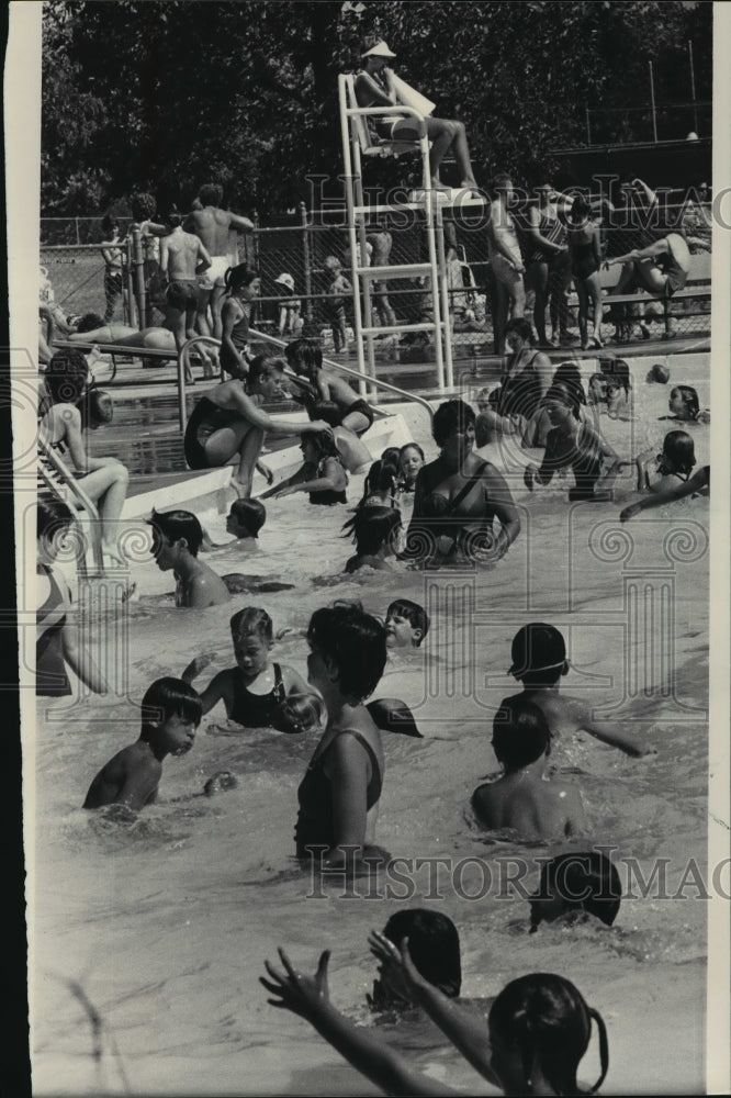 1983 Press Photo Swimmers At Brookfield&#39;s City Pool In Wirth Park, Wisconsin-Historic Images