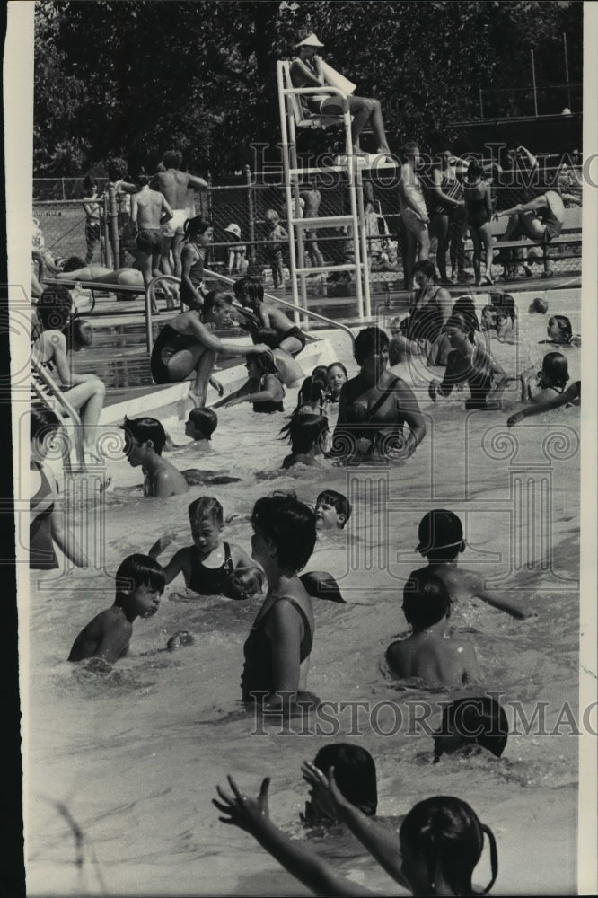 1983 Press Photo Swimmers At Brookfield's City Pool In Wirth Park, Wisconsin-Historic Images