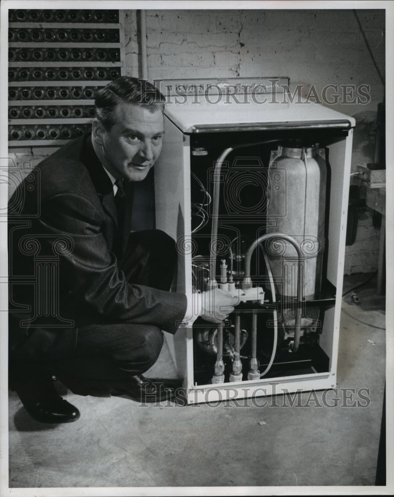 1960 Press Photo JL Bruner-Bruner Corporation&#39;s Household Water Softener Display - Historic Images