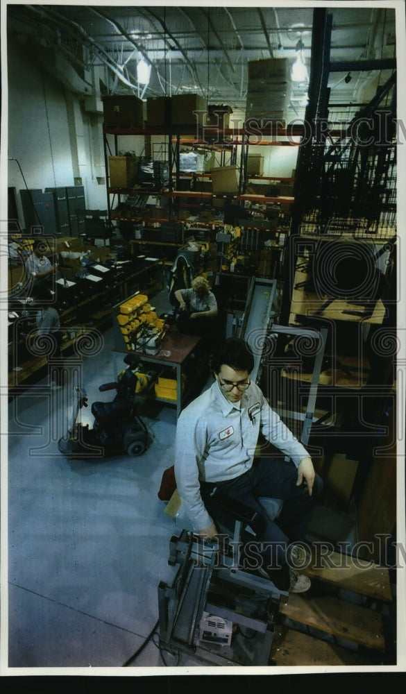 1993 Press Photo Jeff Hedecker tests a stairlift in the Onocomowoc plant - Historic Images