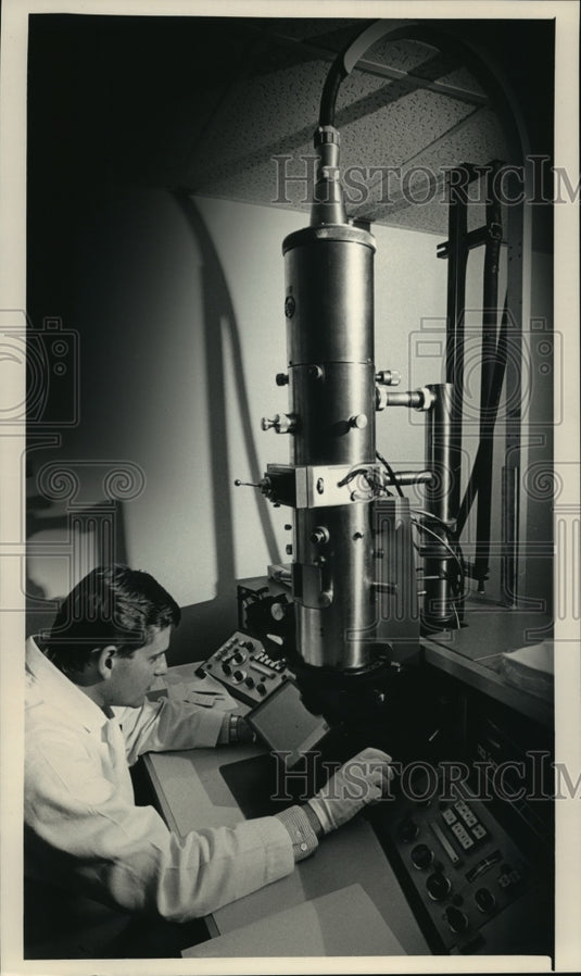 1987 Press Photo Hector MacDonald chairman of science & math, Brookfield Academy-Historic Images
