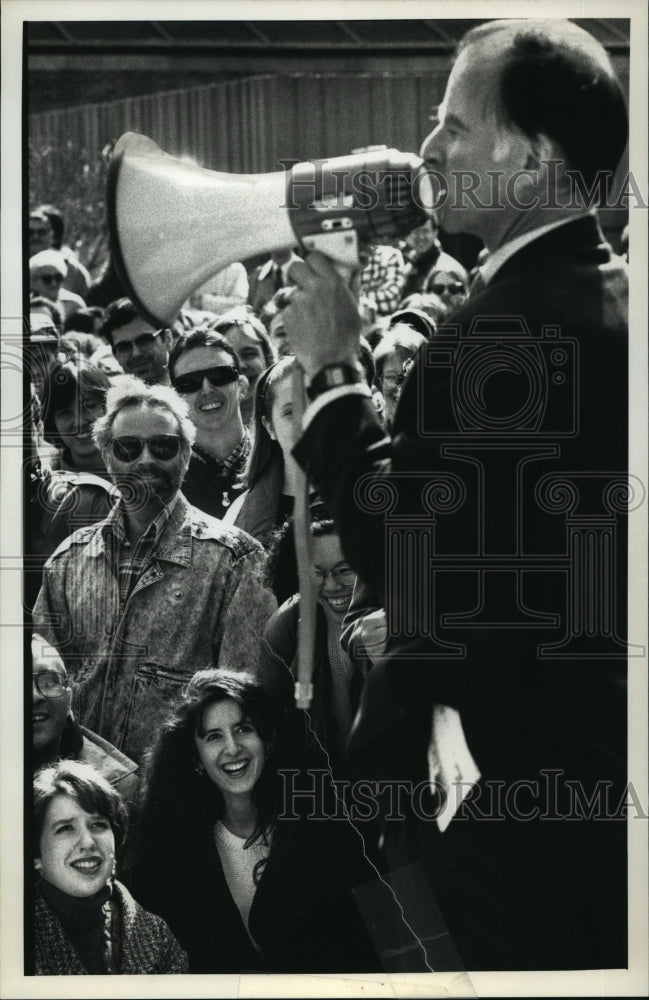 1992 Press Photo Jerry Brown, Presidential Candidate, at University of Wisconsin - Historic Images
