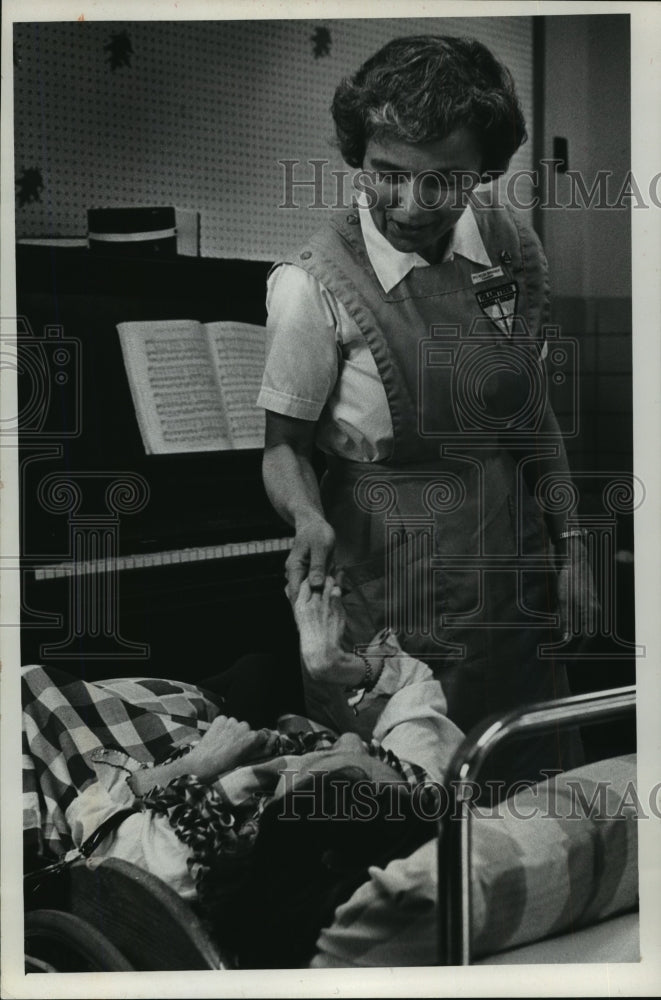 1974 Press Photo Helen Birkemeier a Volunteer at Central Wisconsin School - Historic Images