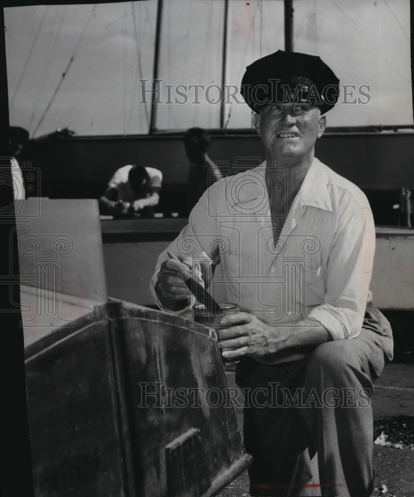 1948 Press Photo Fred Luderus, swabs a hull with paint, at Milwaukee Yacht club-Historic Images