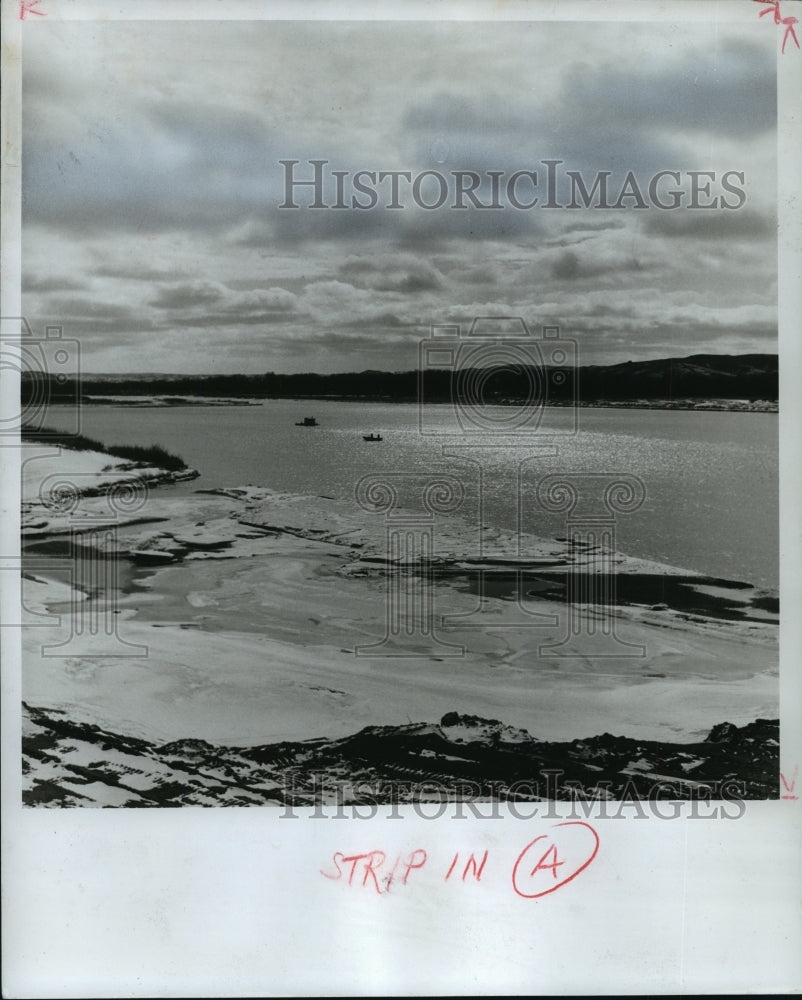 1963 Press Photo Missouri River in winter at Pierre, South Dakota - mja62997-Historic Images