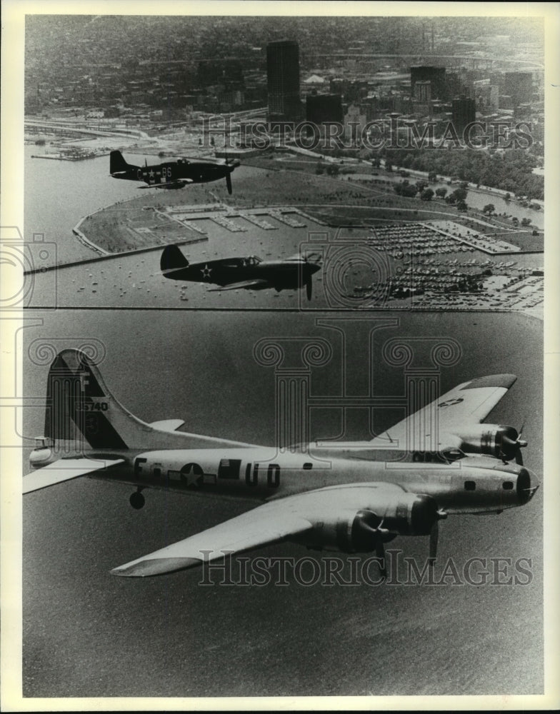 1980 Press Photo Aircraft flies past Milwaukee&#39;s shoreline , headed for the show-Historic Images