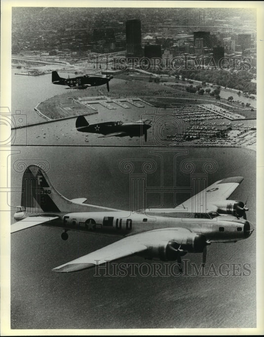 1980 Press Photo Aircraft flies past Milwaukee's shoreline , headed for the show-Historic Images