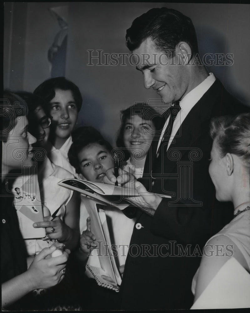 1954 Press Photo Joe Adcock, signs autographs at St. Rose&#39;s Orphan Asylum-Historic Images