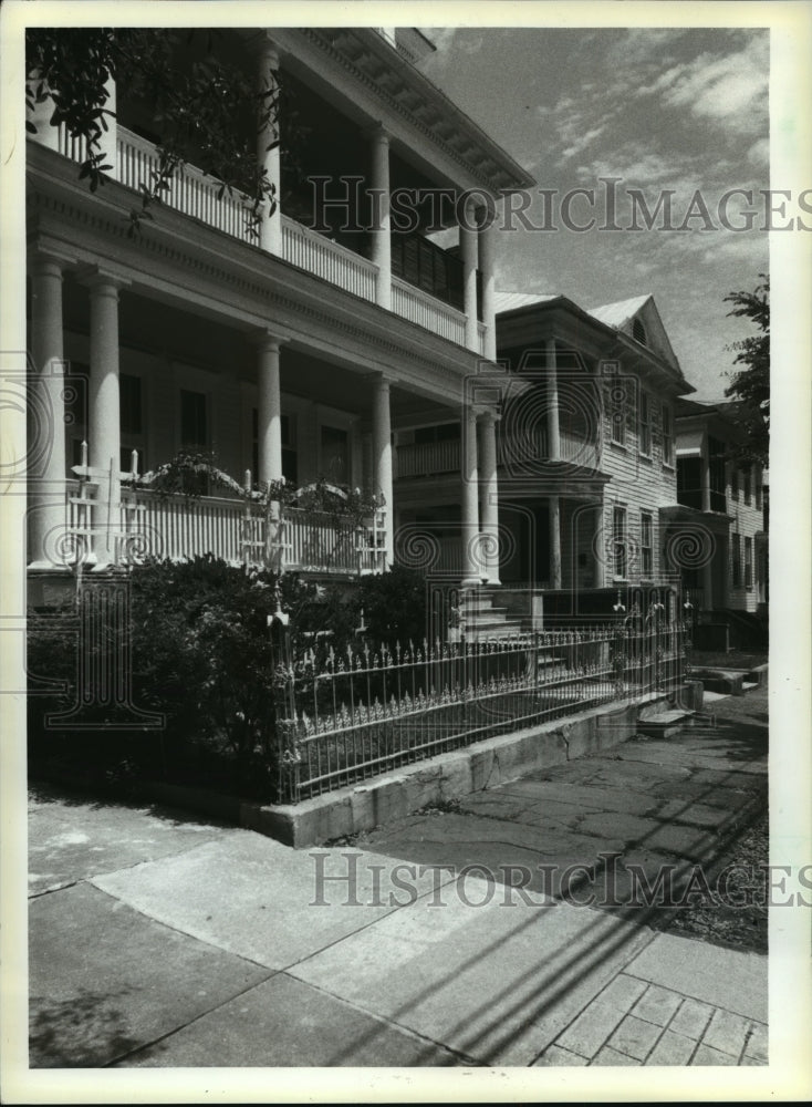 1985 Press Photo Charlotte St. In Charleston, S.C. With Not So Well-Tended Homes - Historic Images