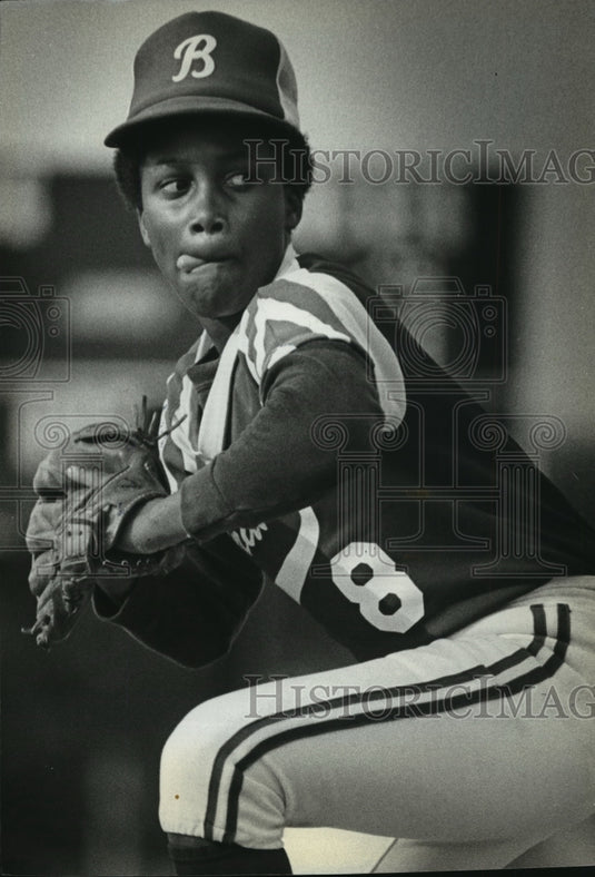 1982 Press Photo Terrence Beene Pitching for Milwaukee Braves Little League Team-Historic Images