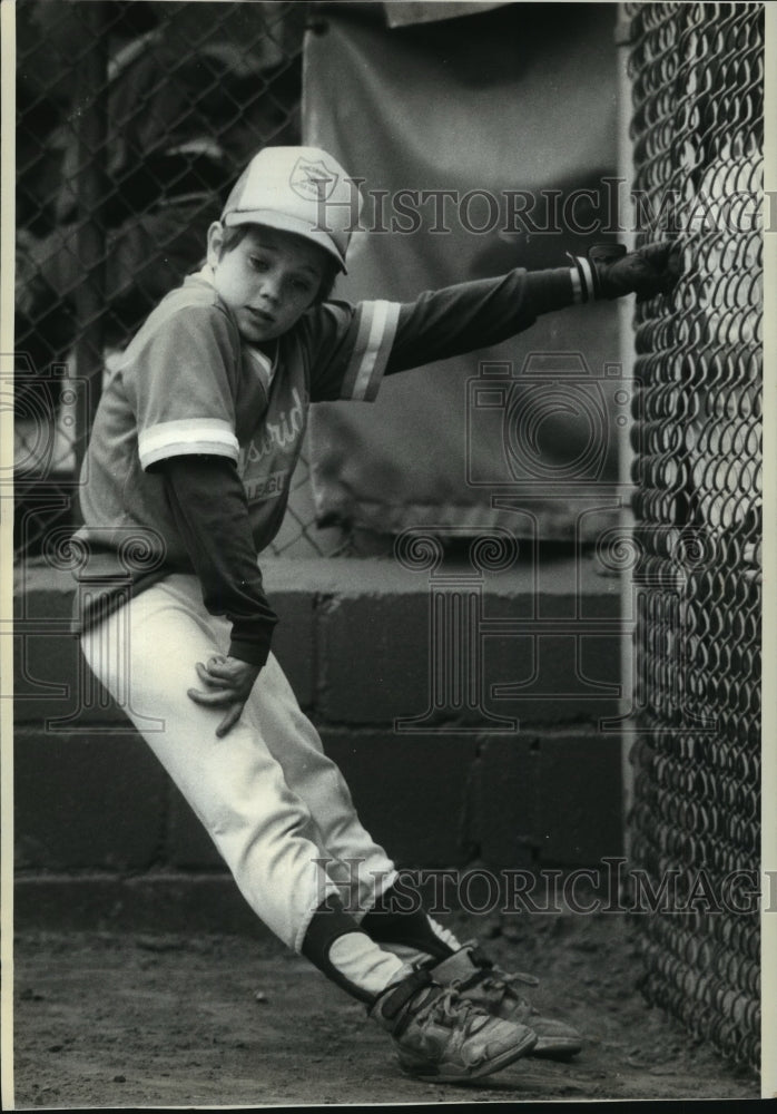 1989 Press Photo Dennis Campbell Warming Up for Kingsbridge Little League Game - Historic Images