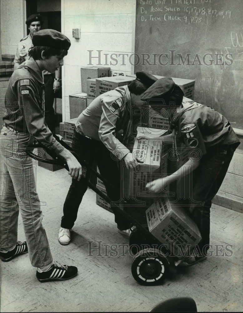 1982 Press Photo Boy Scouts from Butler Wisconsin, Assist in Cheese Distribution-Historic Images
