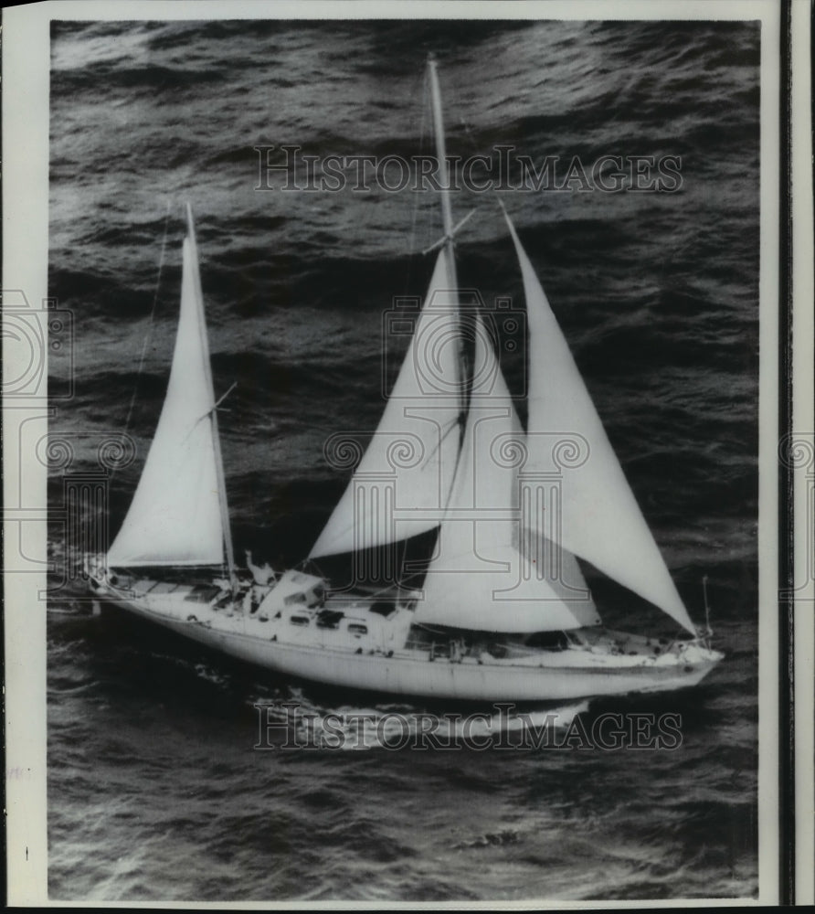 1967 Press Photo Sir Francis Chichester Waves from Deck of Gipsy Moth IV - Historic Images