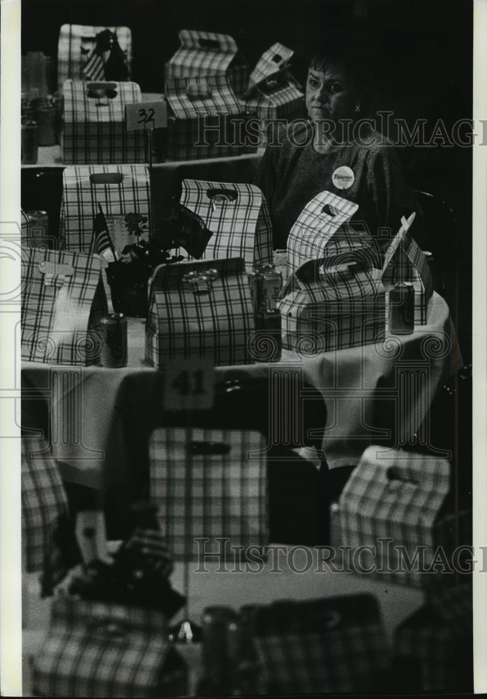 1990 Press Photo Supporter of Governor Tommy Thompson Awaiting President Bush- Historic Images