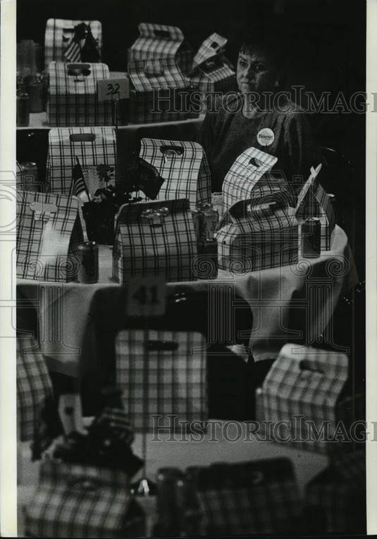 1990 Press Photo Supporter of Governor Tommy Thompson Awaiting President Bush- Historic Images
