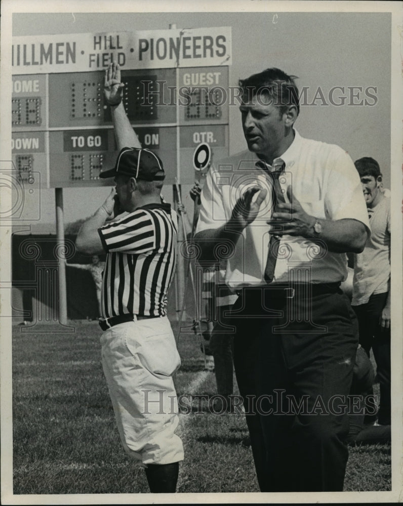 1968 Press Photo Monte Charles Resigning From Platteville State Football Coach - Historic Images