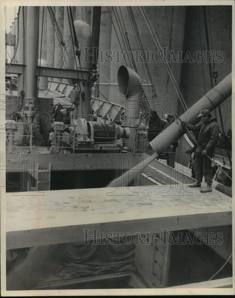 1960 Press Photo Cargo of grain loaded at Cargill Inc elevator on Ravnefjell-Historic Images