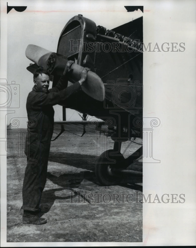 1977 Press Photo Pilot Peter Vermeulen With A De Havilland Fighter Plane-Historic Images