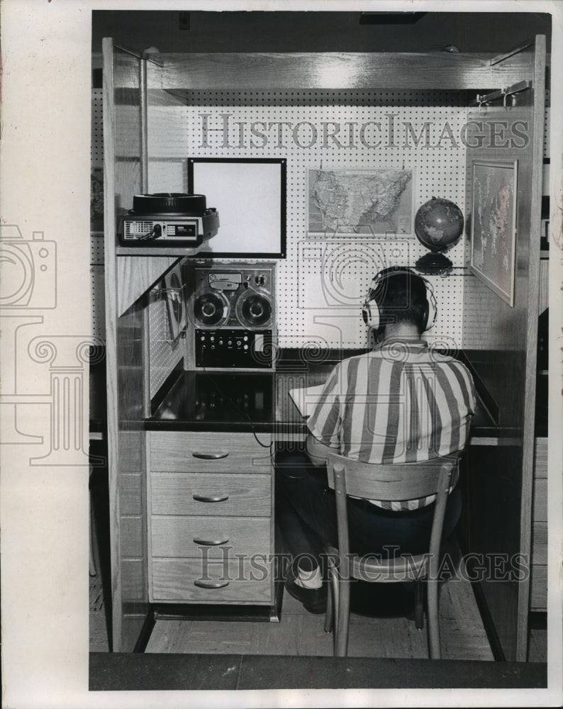 1966 Press Photo John Burdge at New Study Booths at Caroll College in Waukesha - Historic Images