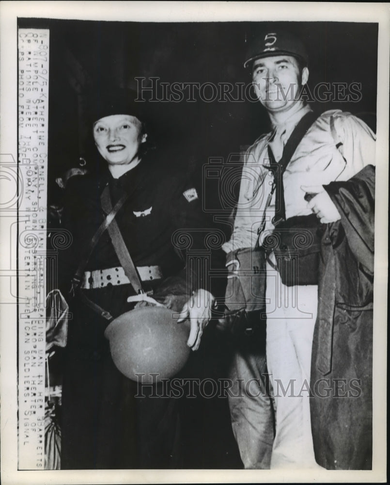 1944 Press Photo Katherine Cornell and Brian Aherne Embarking for Theater-Historic Images