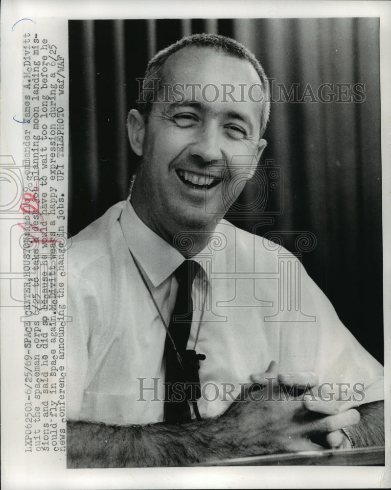 1969 Press Photo Apollo Commander James McDivitt quits and takes a desk job-Historic Images