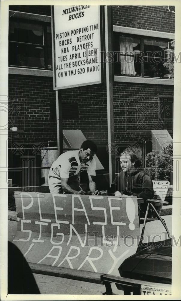 1976 Press Photo Fans help Larry Costello of the Milwaukee Bucks - mja63598-Historic Images