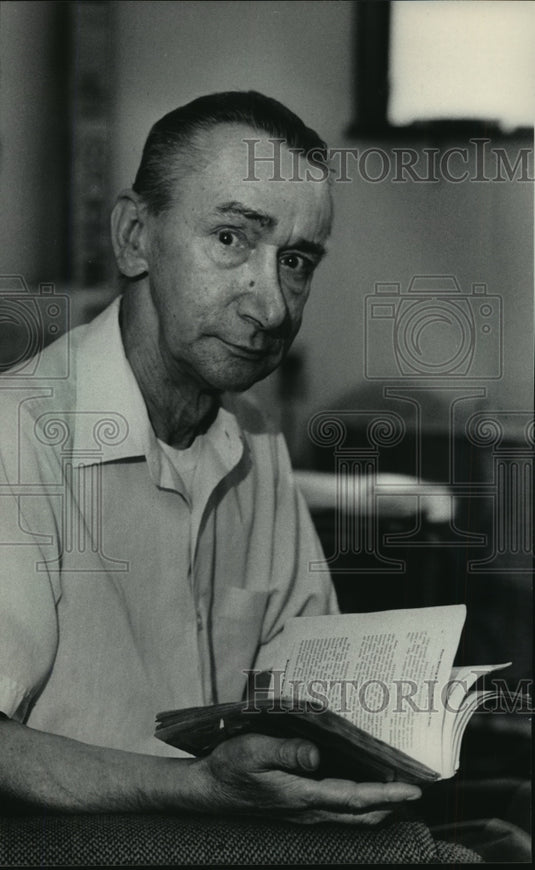 1984 Press Photo Thomas Boulet with his Milwaukee Cook Book & Business Directory - Historic Images