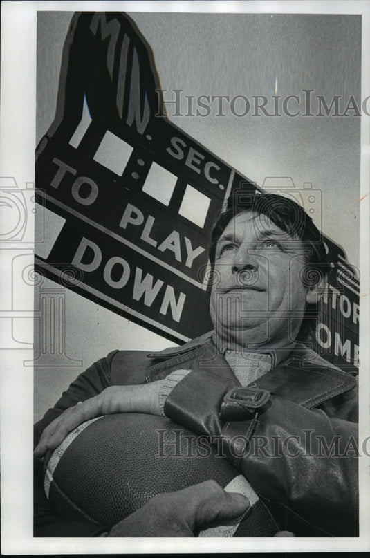 1982 Press Photo Wisconsin Football Coach Monte Charles, Resigns due to Cancer - Historic Images