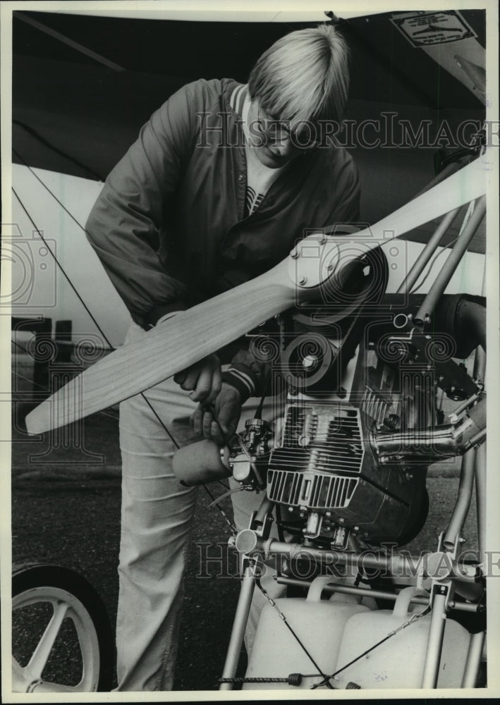1982 Press Photo McDonough Making Minor Repairs on Glider by Superior, Wisconsin-Historic Images