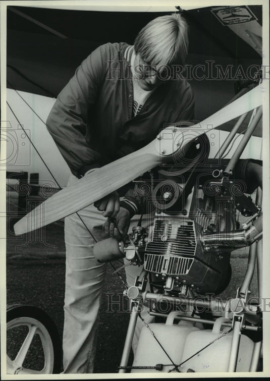 1982 Press Photo McDonough Making Minor Repairs on Glider by Superior, Wisconsin-Historic Images