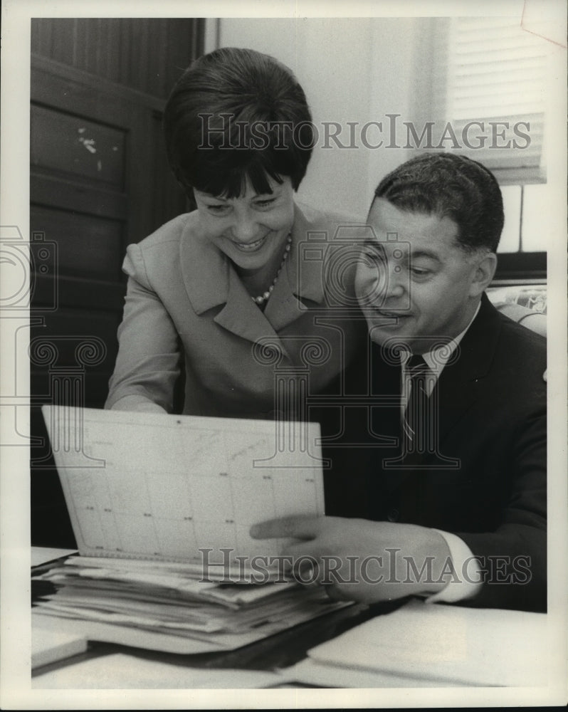 1967 Press Photo Edward (Senator) &amp; Remigia Brooke discussing official matters.-Historic Images