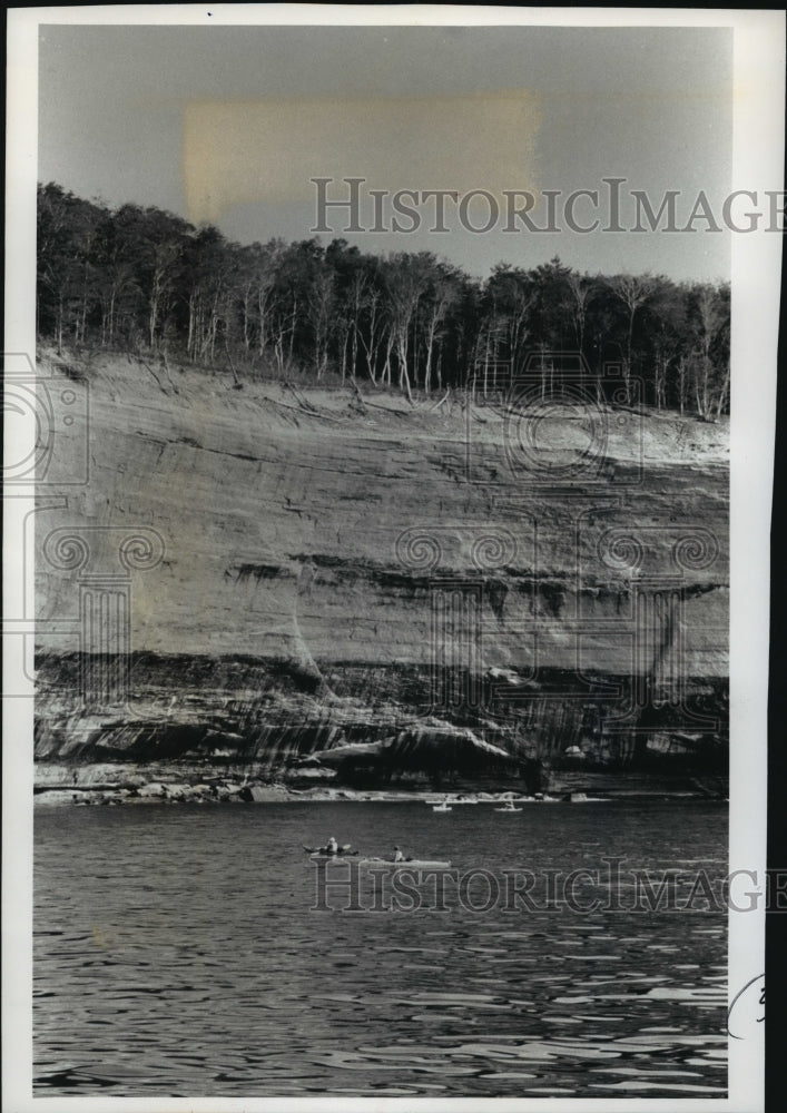 1993 Press Photo Kayakers at Pictured Rocks National Lakeshore on Lake Superior-Historic Images