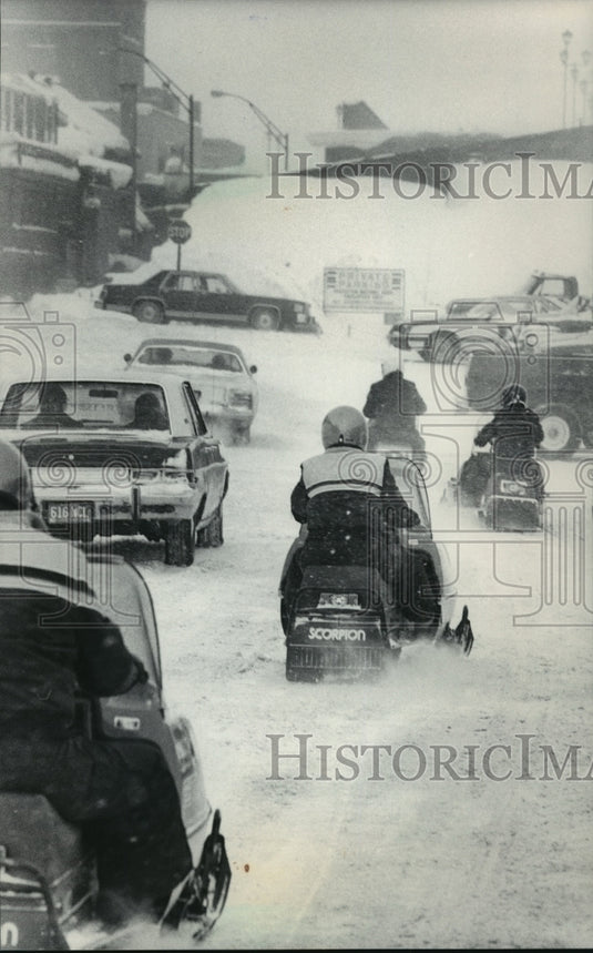 1986 Press Photo Michigan Residents Using Snowmobiles as Daily Transportation-Historic Images