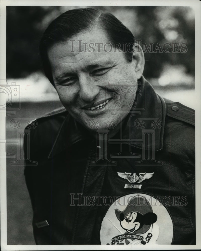 1980 Press Photo Robert Kaufman in his squadron jacket writes &quot;Nothing Personal&quot; - Historic Images