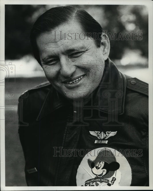 1980 Press Photo Robert Kaufman in his squadron jacket writes "Nothing Personal" - Historic Images