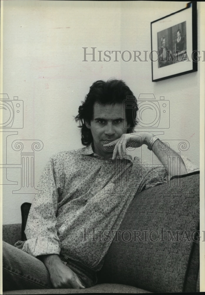 1992 Press Photo Comedian Dennis miller of &quot;Saturday Night Live&quot; in Los Angeles-Historic Images