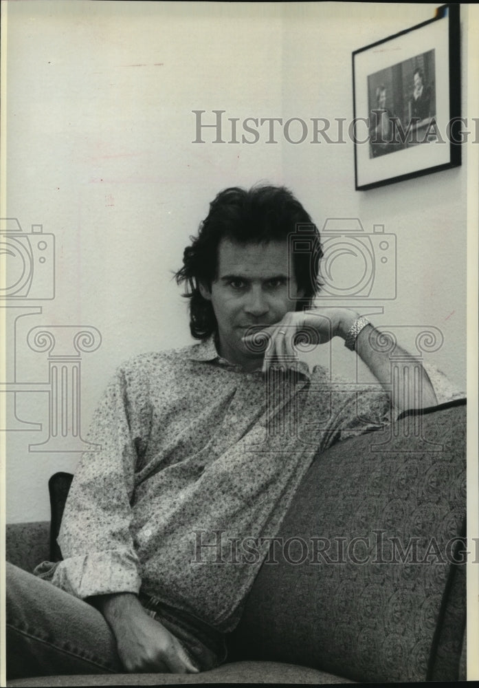 1992 Press Photo Comedian Dennis miller of "Saturday Night Live" in Los Angeles-Historic Images