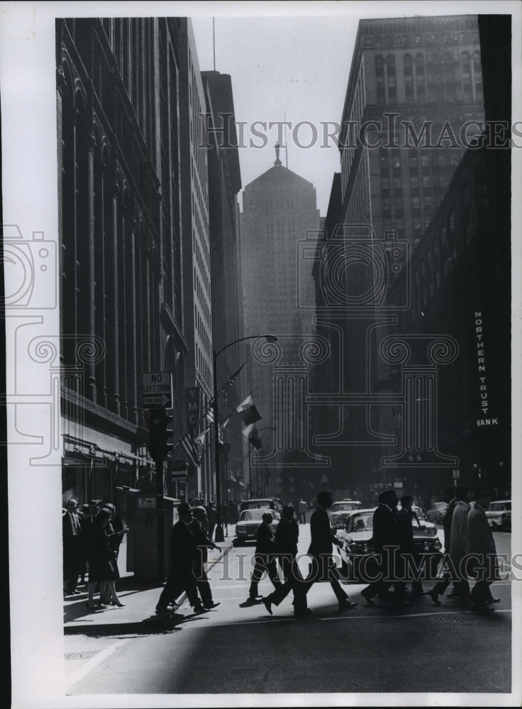 1965 Press Photo La Salle Street Pedestrians in Chicago, Illinois - Historic Images