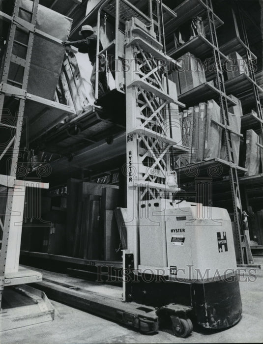 1974 Press Photo Construction workers using a lift. - mja64049-Historic Images