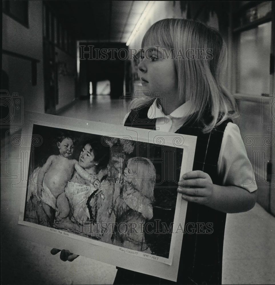 1986 Press Photo Katy Kornowski holds the painting, &quot;After the Bath,&quot; West Allis - Historic Images