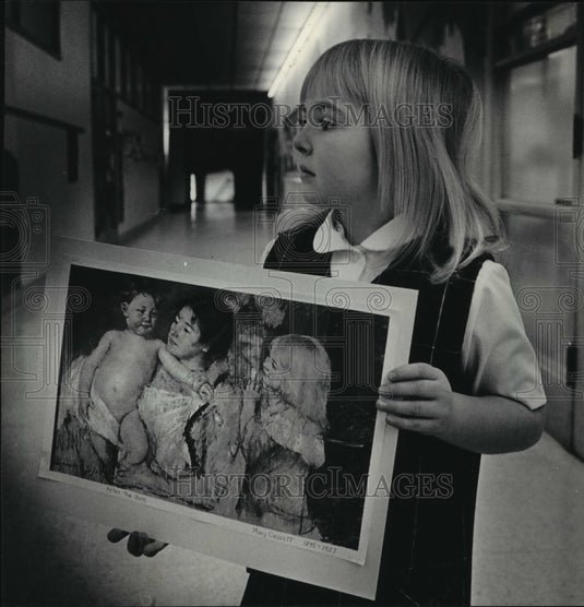 1986 Press Photo Katy Kornowski holds the painting, "After the Bath," West Allis - Historic Images