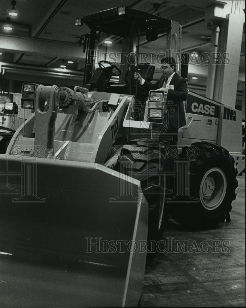 1989 Press Photo Len Koelzer of Torrington Company, J.I. Case Company - Historic Images