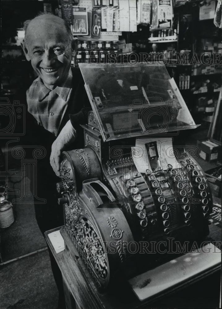 1979 Press Photo Emil Gross posed with an old fashioned cash register-Historic Images