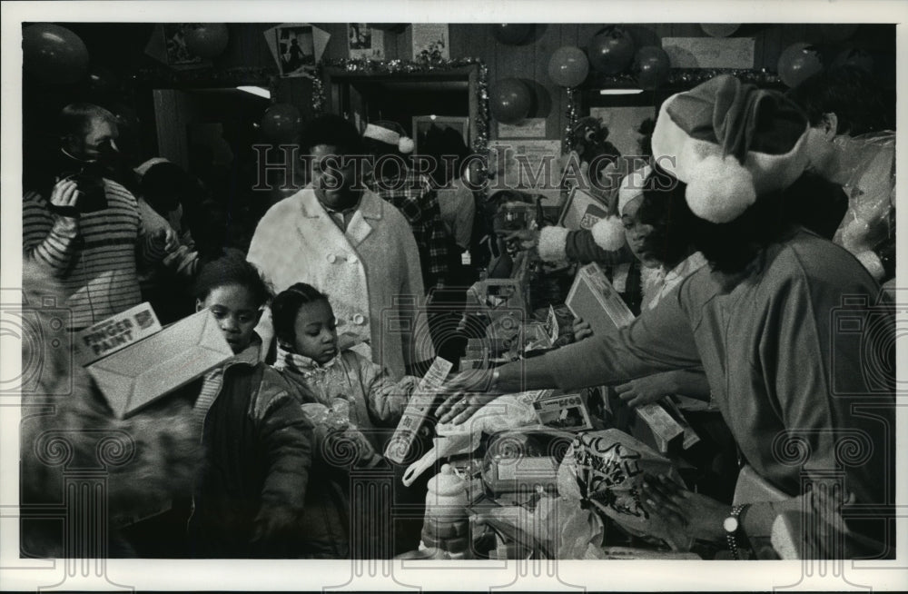 1988 Press Photo Career Youth Development distribute toys to kids for Christmas-Historic Images