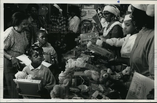 1988 Press Photo Kids chose Christmas from the Career Youth Development Center - Historic Images