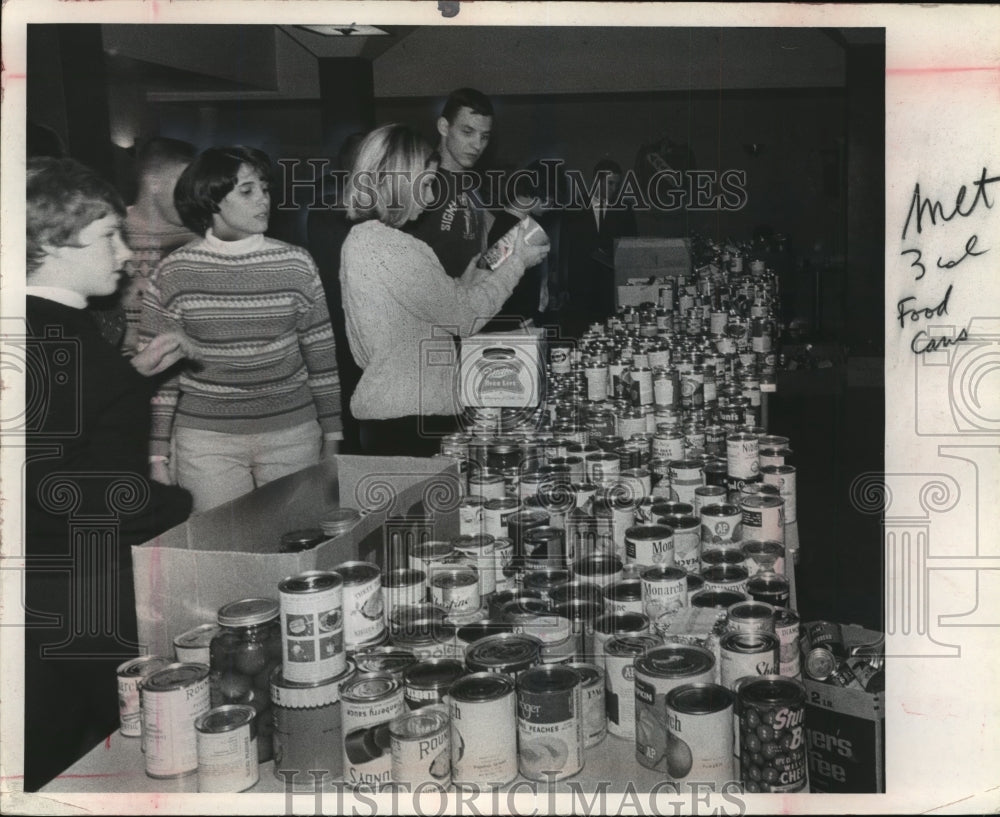 1964 Press Photo Carroll College, Wisconsin, students collected 11,500 food cans-Historic Images