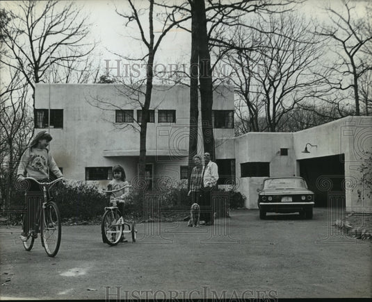 1969 Press Photo John W. Byrnes congressman and family in driveway in Wisconsin-Historic Images