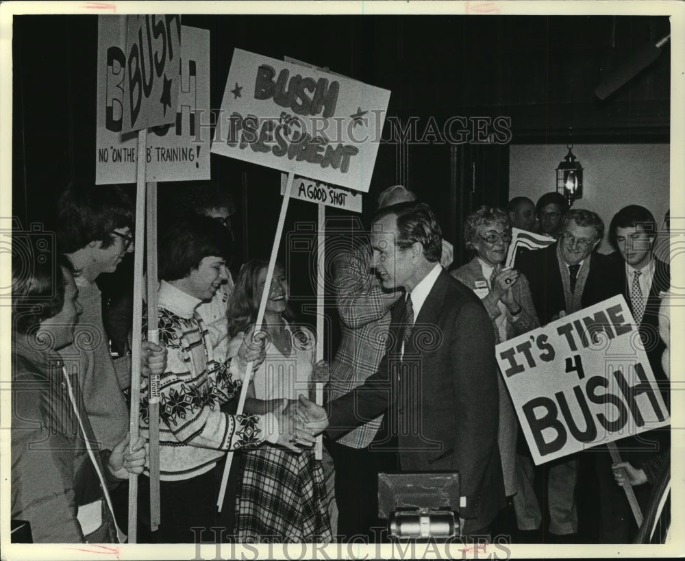 1980 Press Photo George Bush Shaking supporters hands in Presidential campaign - Historic Images