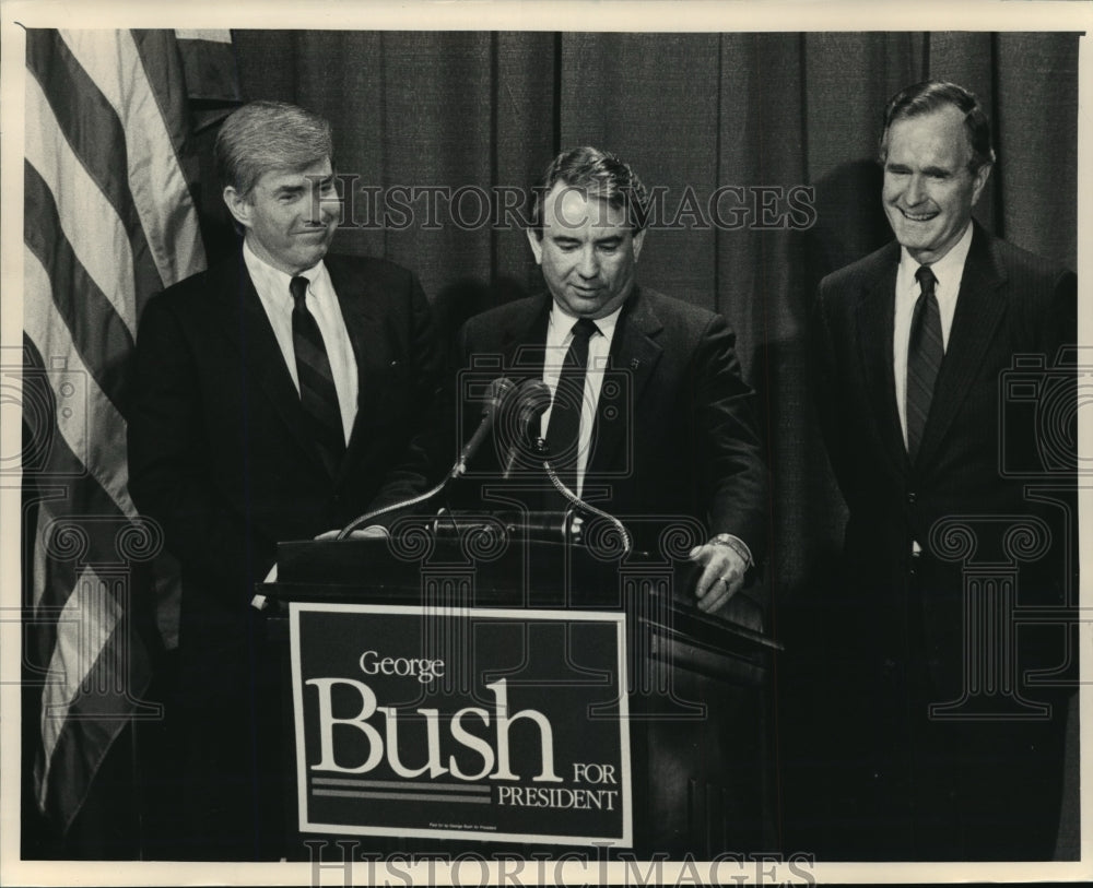 1988 Press Photo George Bush Listening to Governor Thompson Speak, Pfister Hotel-Historic Images